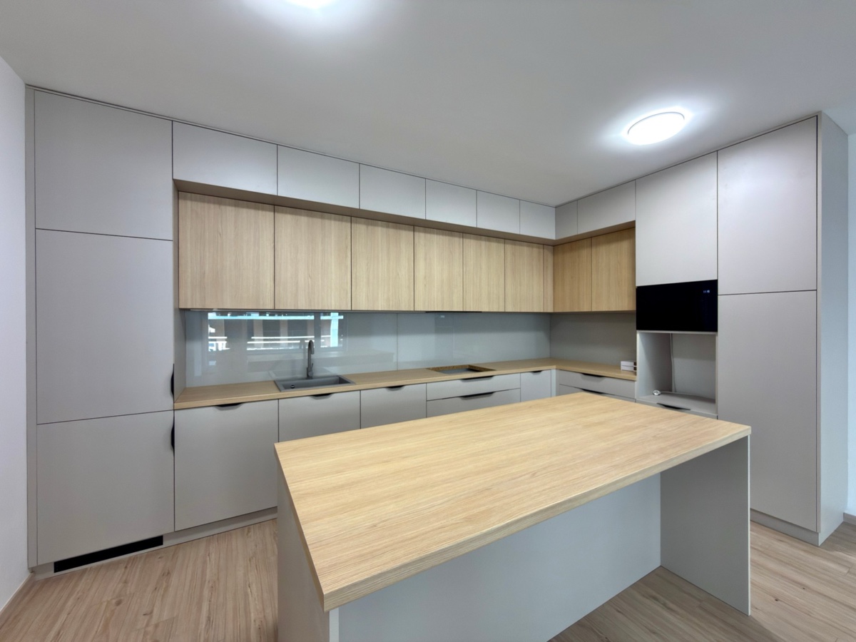Profi ingatlanfotó egy modern konyháról